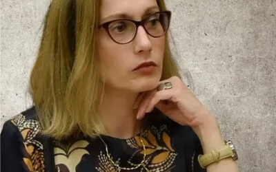 Η εκπαιδευτικός και συγγραφέας Κατερίνα Δημόκα απαντάει στις Λογοδιαδρομές για τα δομικά στοιχεία της συγγραφής,  την παιδική  λογοτεχνία, την «παραλογοτεχνία» και το πώς μπορούμε να διαβάζουμε περισσότερο  