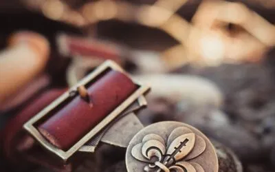 Γιώργος Βέης, Επίχρυση πόρπη με κούμπωμα δικέφαλο αετό