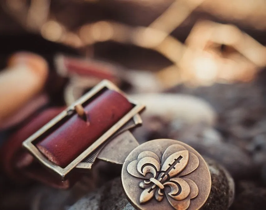 Γιώργος Βέης, Επίχρυση πόρπη με κούμπωμα δικέφαλο αετό